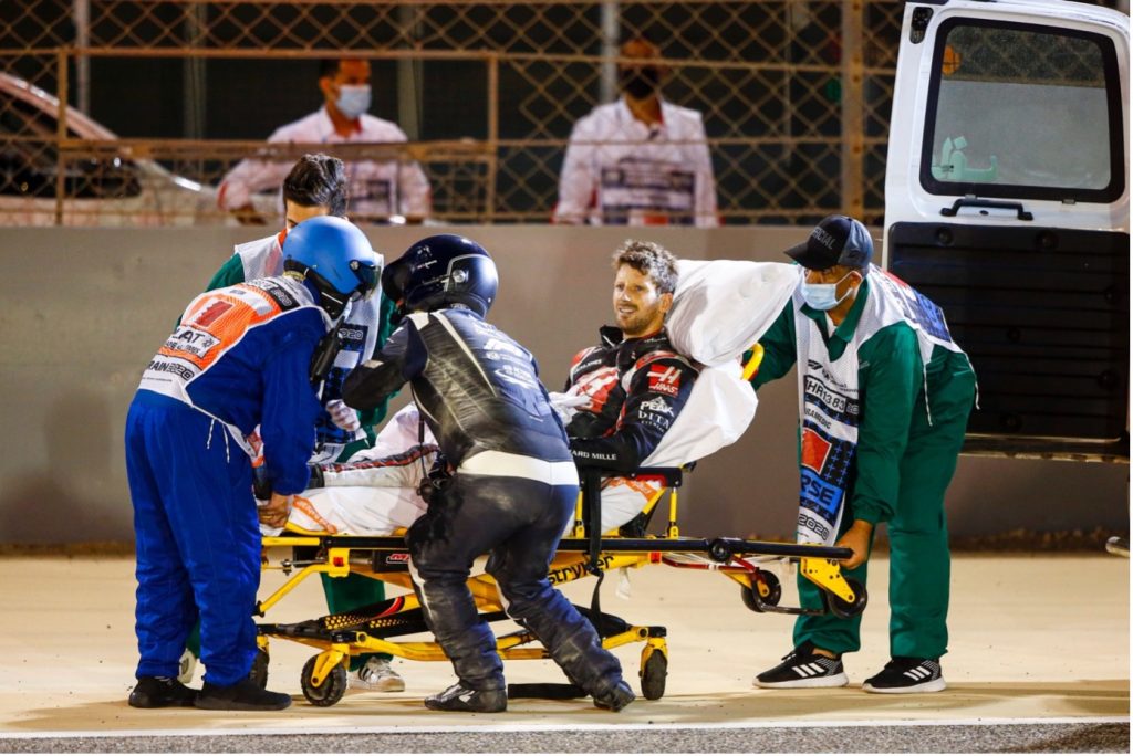 İkiye bölünen ve alev aracından ufak yanıklar ile kendi başına çıktı.